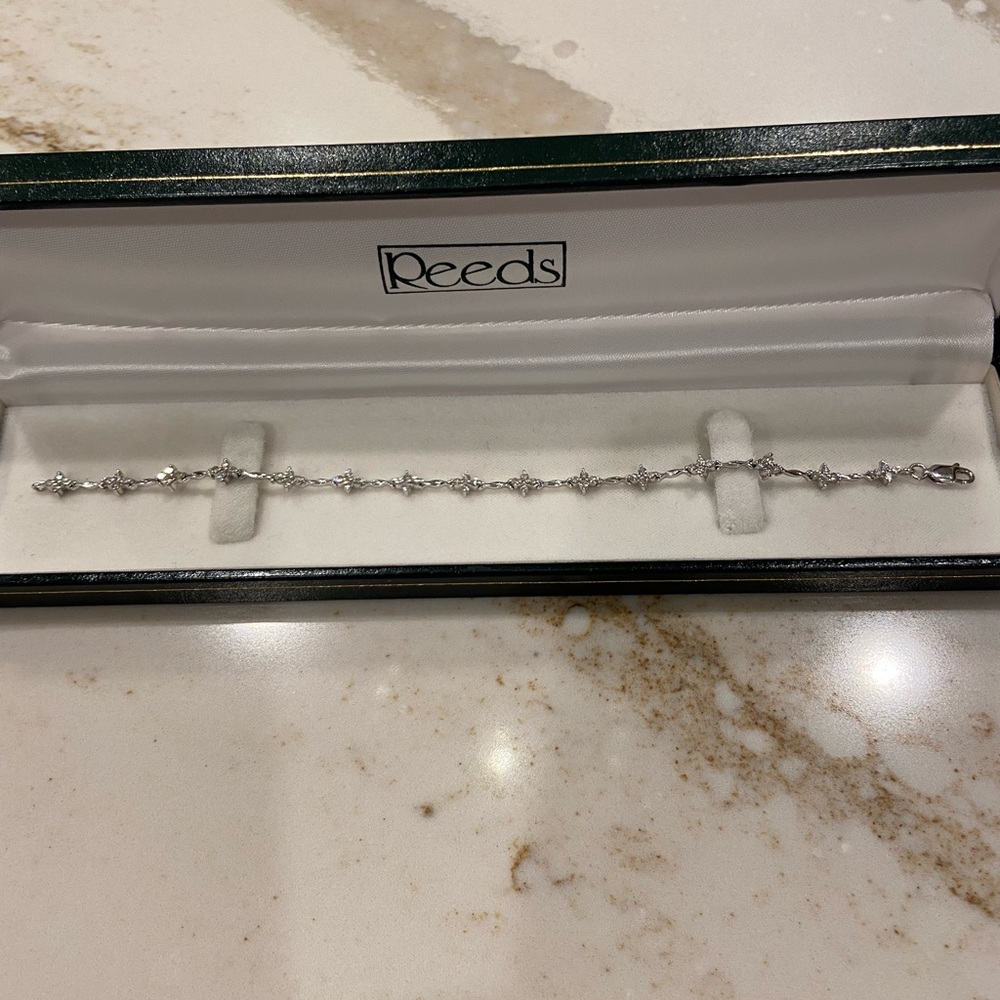 SOLD ON EBAY 18kt Gold 1.65 Ct VS1-2, G-H Diamond Flower Bracelet